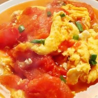 🍳 简单又经典的家常菜：西红柿炒鸡蛋的“糊弄”哲学