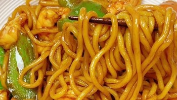 🍜 虾仁青椒炒面，轻松搞定美味午餐！