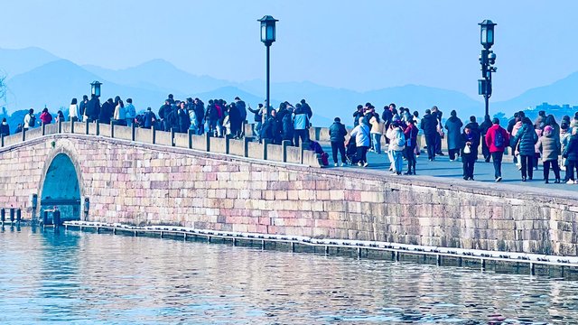 错峰出行，游览美丽的西湖！