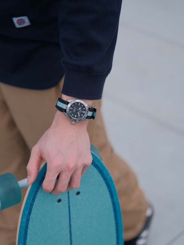 是时候告别慵懒，投身户外啦！在山林间徒步，感受春风拂面；在城市绿道骑行，享受自由驰骋。雪铁纳小钛龟都是你的绝佳拍档。#瑞士雪铁纳CERTINA##小钛龟# 钛金属表壳坚固又轻盈，织物表带透气舒适，即便