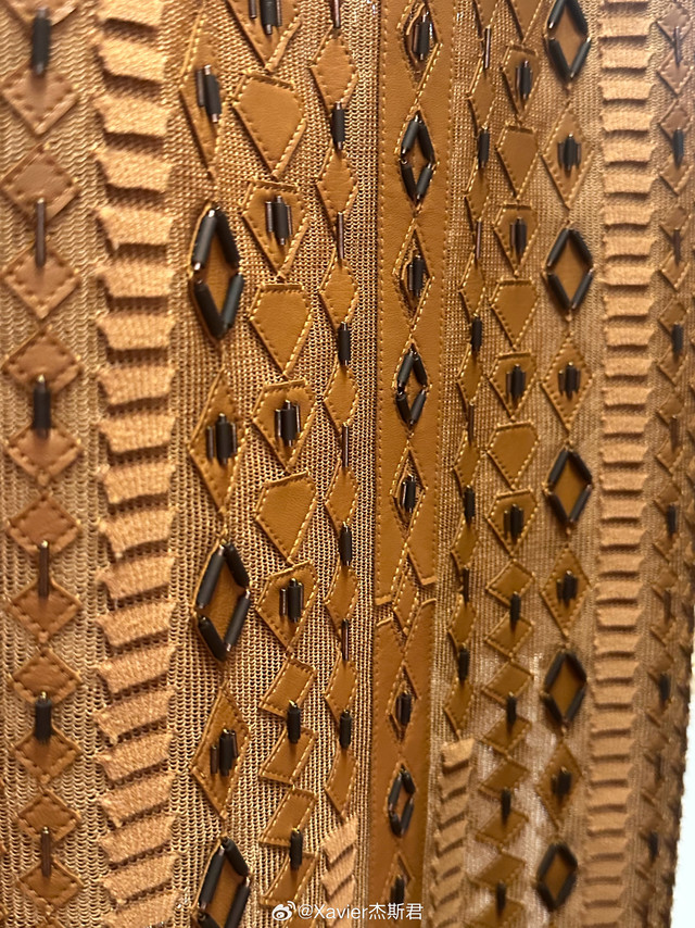 即时消息｜Hermès爱马仕将推出品牌的高级定制系列据Hermès爱马仕CEO Axel Dumas透露，品牌将在2026/2027高级定制时装周期间发布品牌的高级定制系列服，至于将负责高定线设计的人