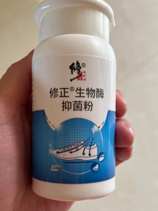 强烈好物推荐消除鞋袜的臭味，不得不祭出这瓶修正生物酶抑菌粉。我给孩子用了一年多，亲测有效。往鞋里倒一点就行，使用方便，鞋袜就不臭了，能管一两天。 原理应该是脚部出汗大的人，鞋内因为潮湿而引致细菌等微生