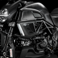 杜卡迪Diavel Dark 2013摩托车高性能摩托车