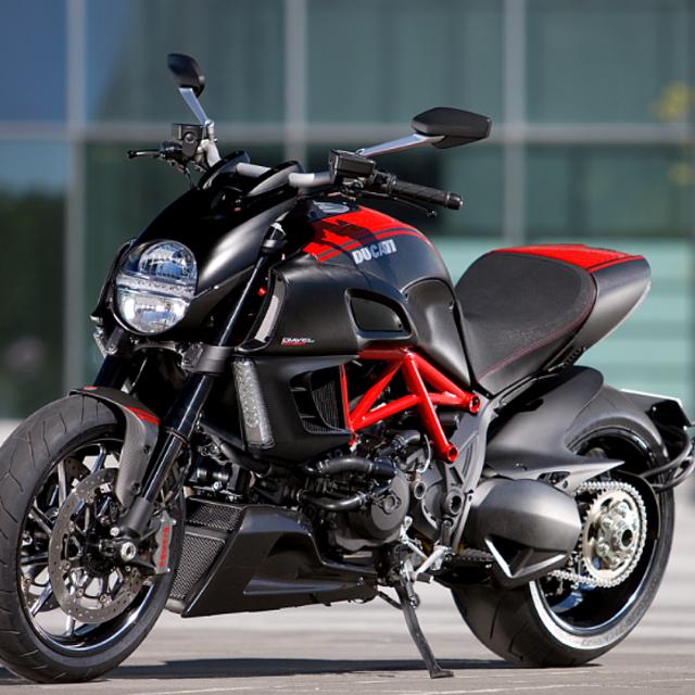 杜卡迪Diavel Carbon，1198cc高速巡航摩托车