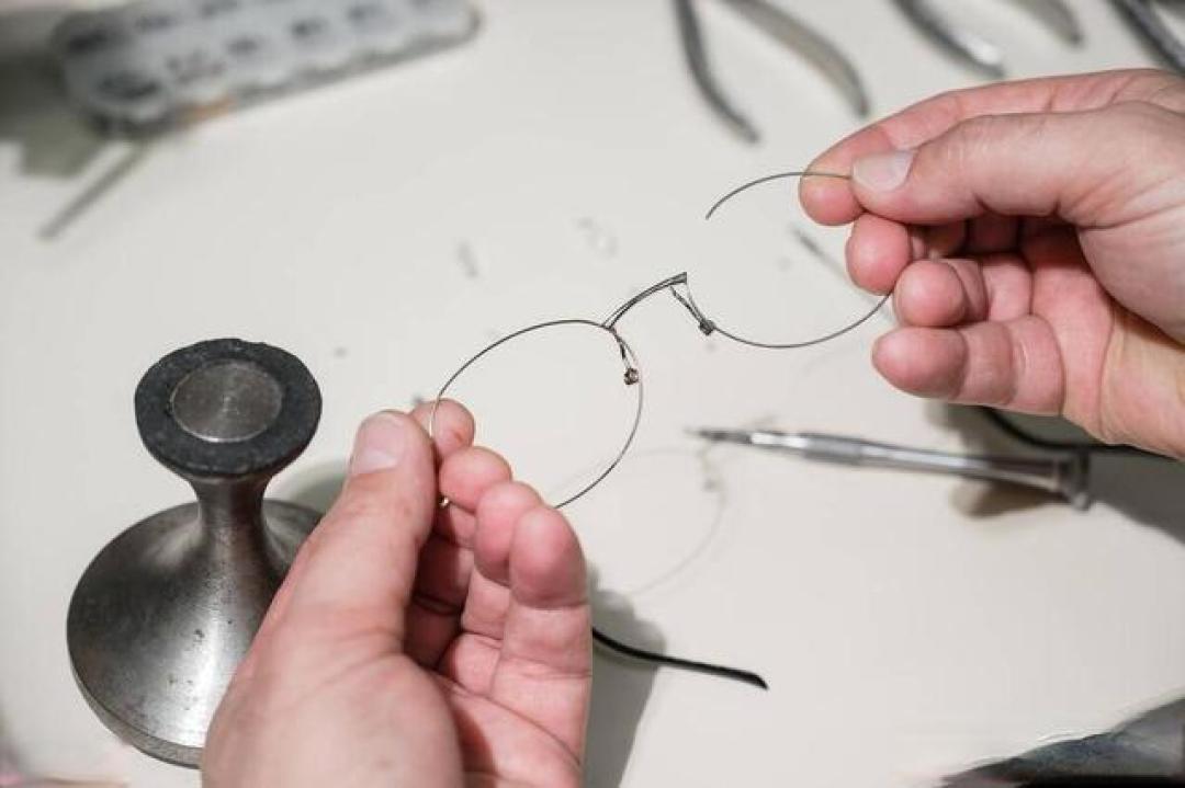 四大热门眼镜镜片品牌对比：蔡司、依视路、凯米、明月选购指南