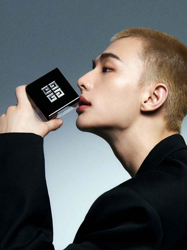 #黄铉辰# hhj #黄铉辰纪梵希美妆代言人# 250223「图片」铉辰相关Givenchy Beauty官方INS更新@/hynjinnnn wears Prisme Libre Loose Pow