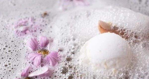 平价美发工具对比分析：盖白美发梳与一次性染发笔染发棒测评 | 消费者实测报告